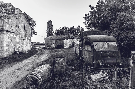Ancien bâtiment agricole et camion dans l’histoire de Forge Céleste