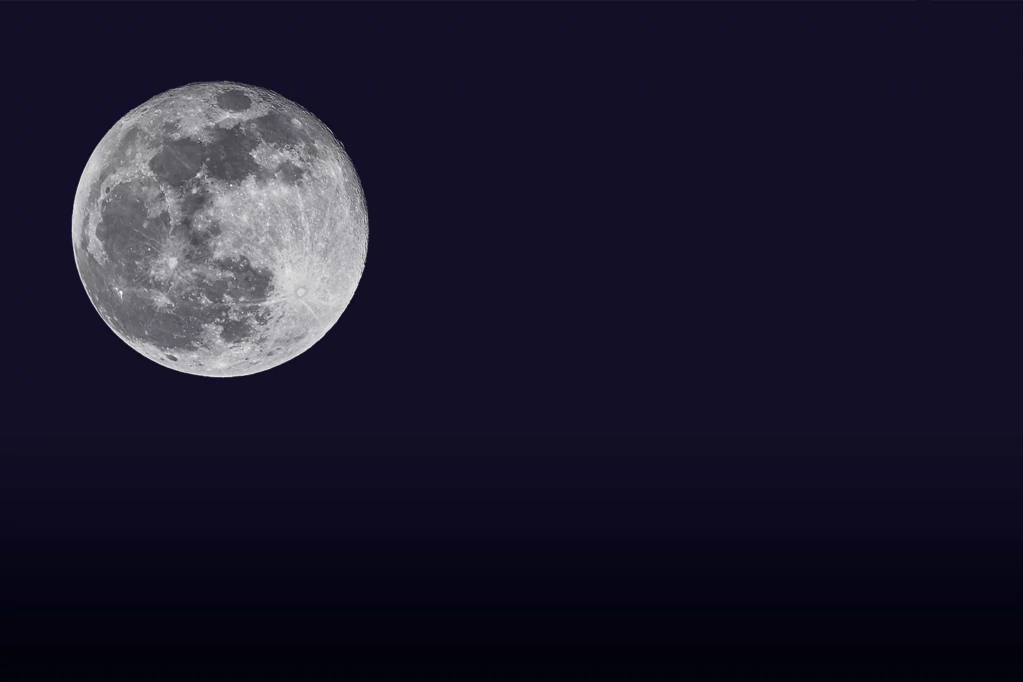 Pleine lune dans le ciel nocturne