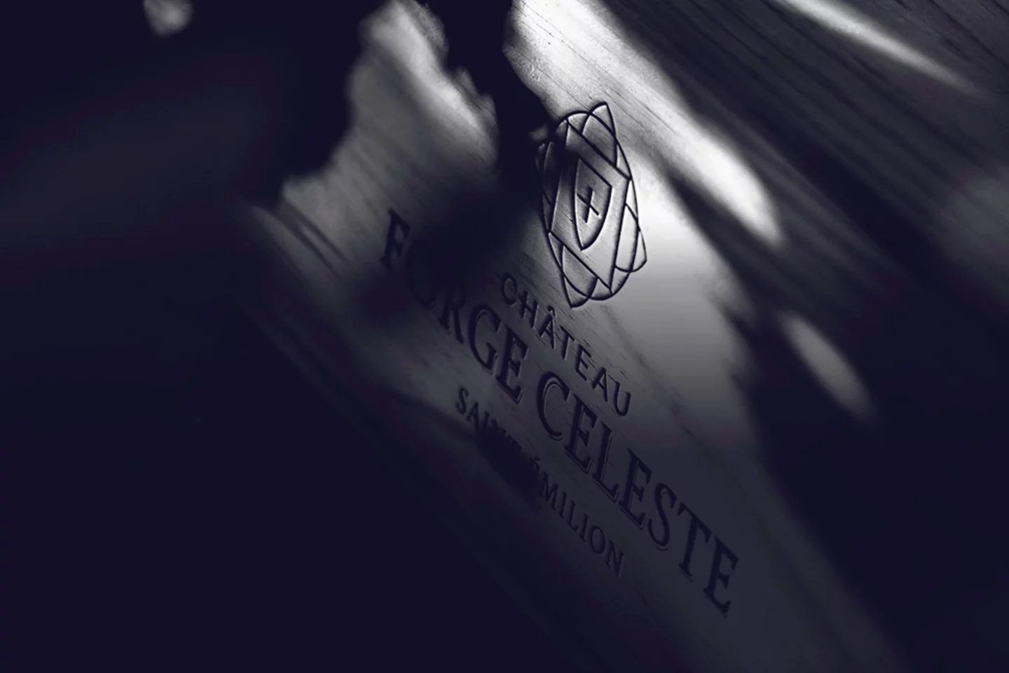 Détail de l’étiquette et de l’emblème de Château Forge Céleste